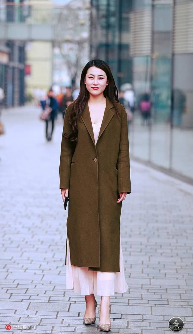  「美女」时尚街拍：在漂亮美女汇集的现代都市中，时尚美女们会挑选不一样的时尚潮流穿搭