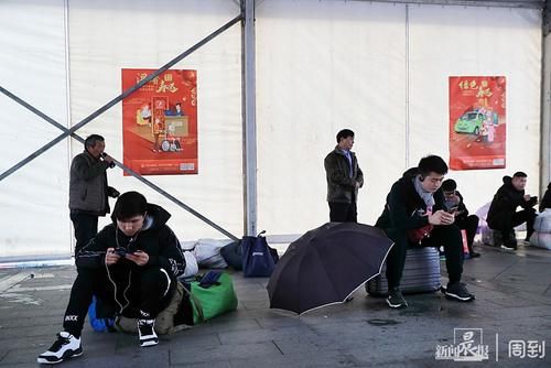  【春运】直击春运：冬雨绵绵挡不住回乡客的脚步