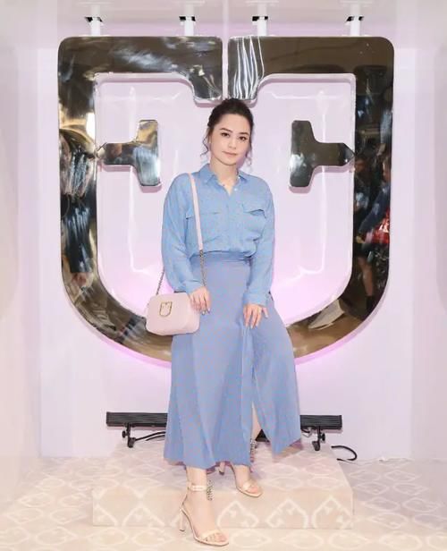  『大气』阿娇终于穿对了，蓝色波点衬衫配半身裙优雅大气，看不出有130斤