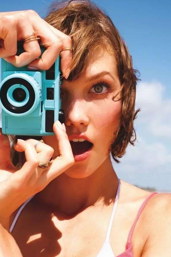 她们不是没穿内衣，而是会穿内衣！