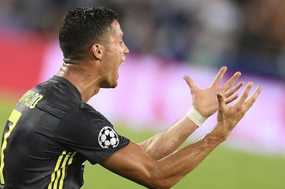 C罗欧冠生涯第一红牌！西媒，球迷拍手叫好应重罚，前金哨声援