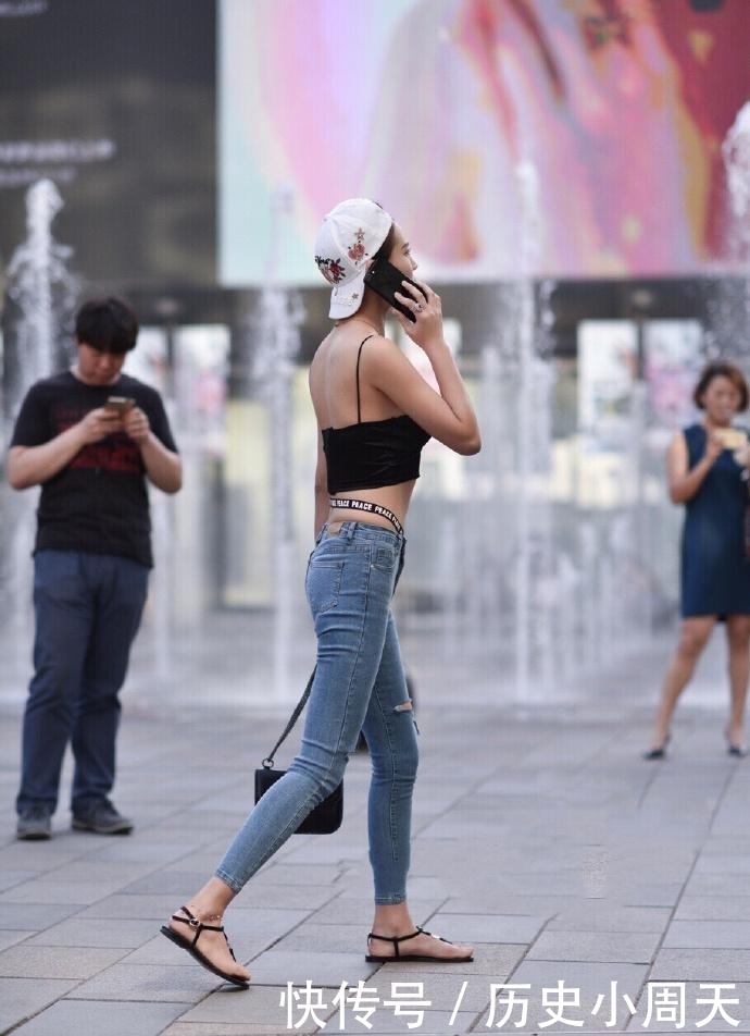 美女|街拍:美女腰上的腰带是从哪里来,又将去往何处
