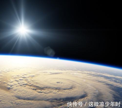 红色@一个简单的问题,太阳是什么样色我猜大多数会答红色!