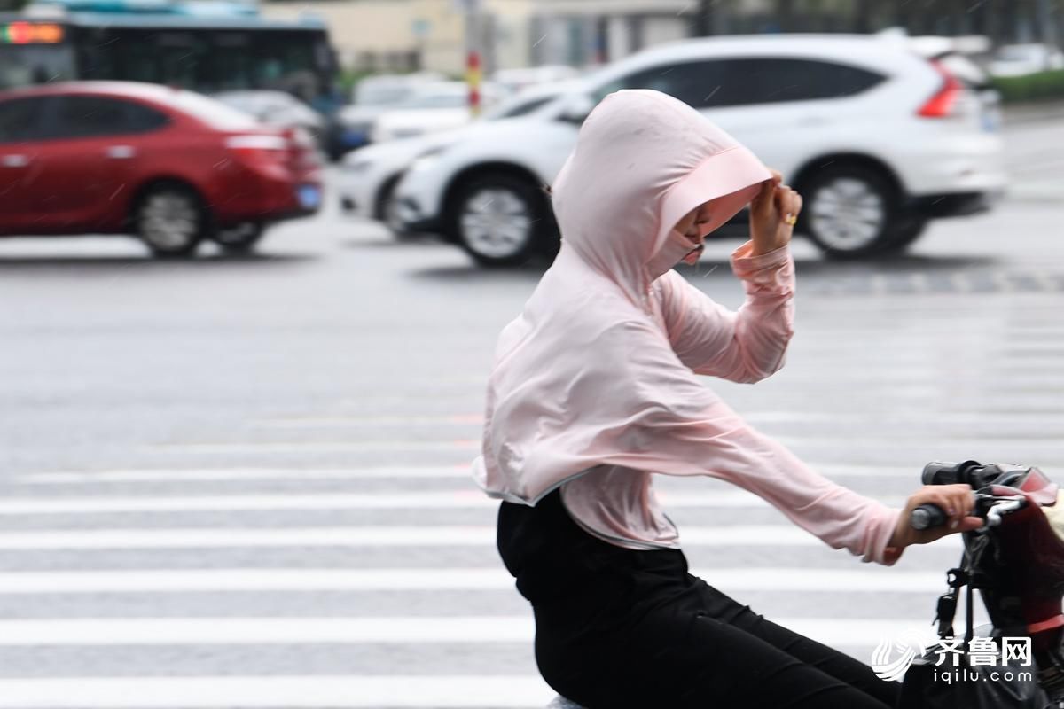 午后济南突降阵雨 措手不及的市民百态纷呈