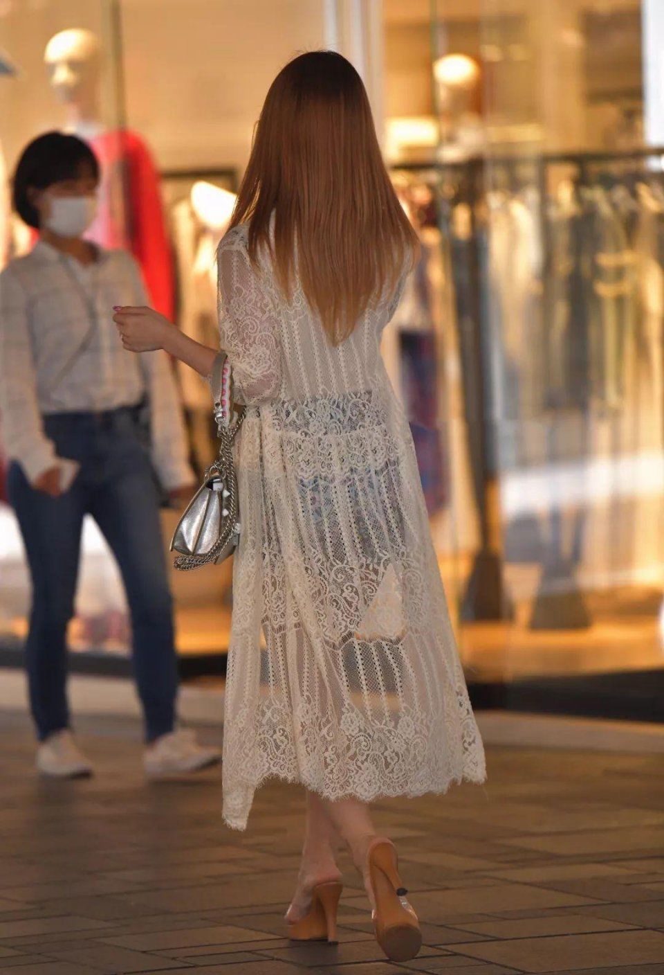 街拍:长得甜美漂亮，身材丰满的长发性感美腿美女