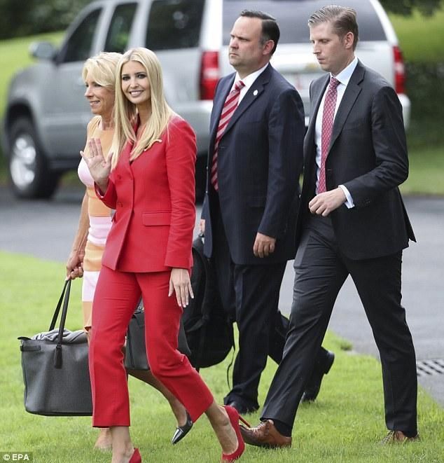伊万卡赶往佛罗里达竞选集会,穿樱桃红西装和樱桃红高跟鞋