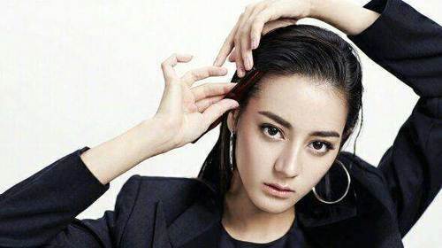 赵丽颖和迪丽热巴同穿西装，网友：终于明白了干练和霸气的区别