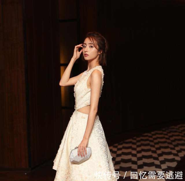 胡冰卿时尚气质甜美, 典雅大方, 自然灵动清新动人