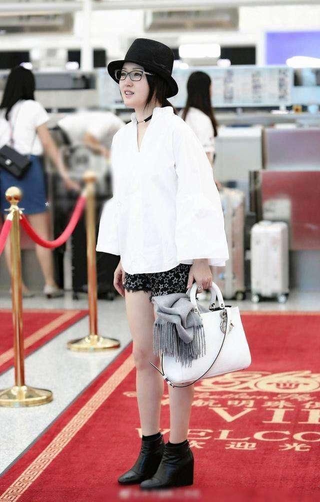 上半身少女，下半身大妈46岁杨钰莹机场秀还不如年过六旬的赵雅芝