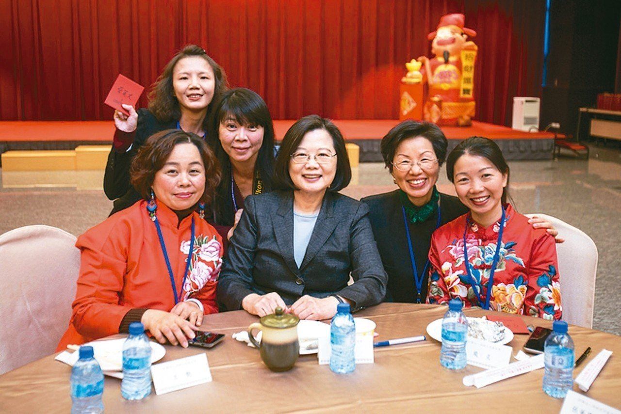 假关怀真选票?蔡英文上任后首赴海基会参加陆配新春联欢