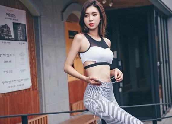 苗条纤瘦的打底裤小姐姐，有着街头风情，使人不忍离去