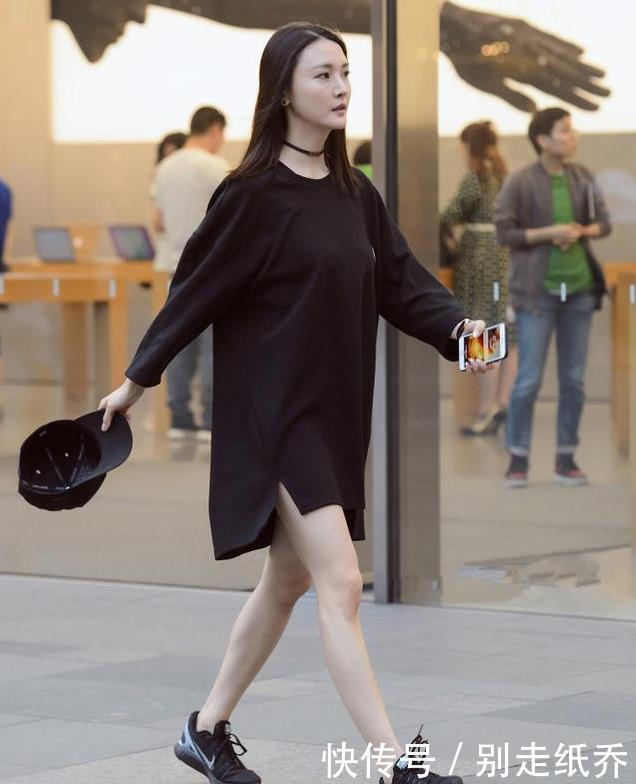 [ 短袖]挡不住小姐姐的性感身材，有味道，街拍：黑色的宽松版短袖