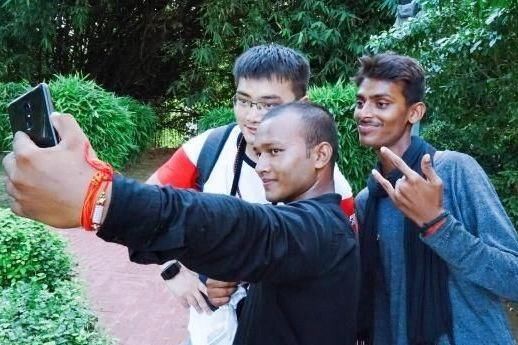 中国游客在印度街头，会有当地人主动“要求”合影，只因太友好？