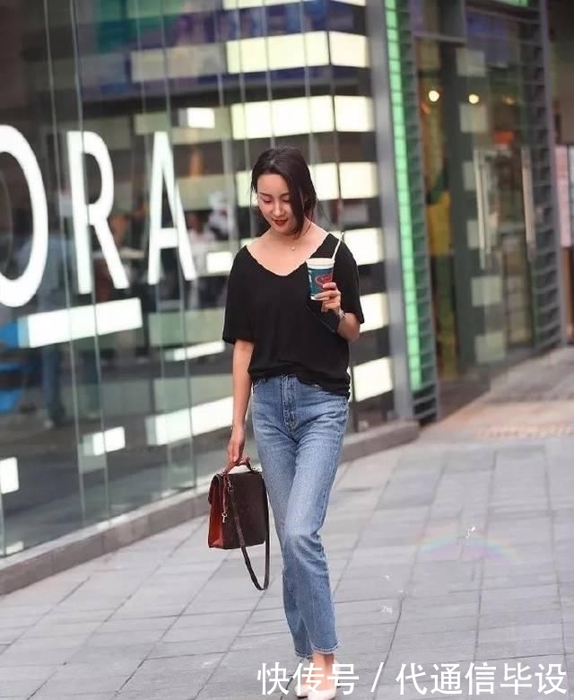  「女生」女生搭配高跟鞋出街，散发出让人着迷的气息