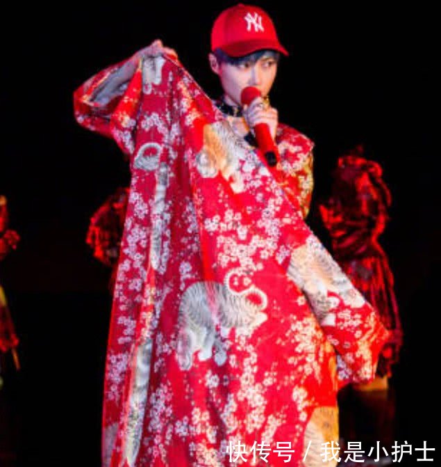 李宇春演唱会造型超雷人，直接穿着“床单”登场却帅出一片天！