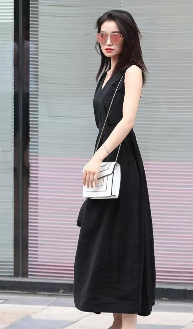 街拍美女：美女在尽情享受的拍照的乐趣 路人在旁边会做什么呢?