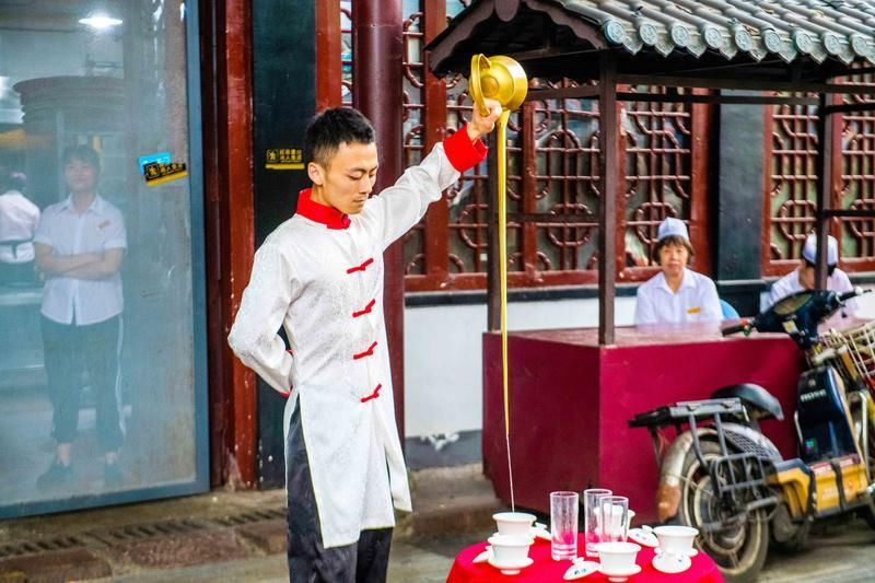 去成都旅行为什么一定要去茶馆喝盖茶?游客:来了不想走!