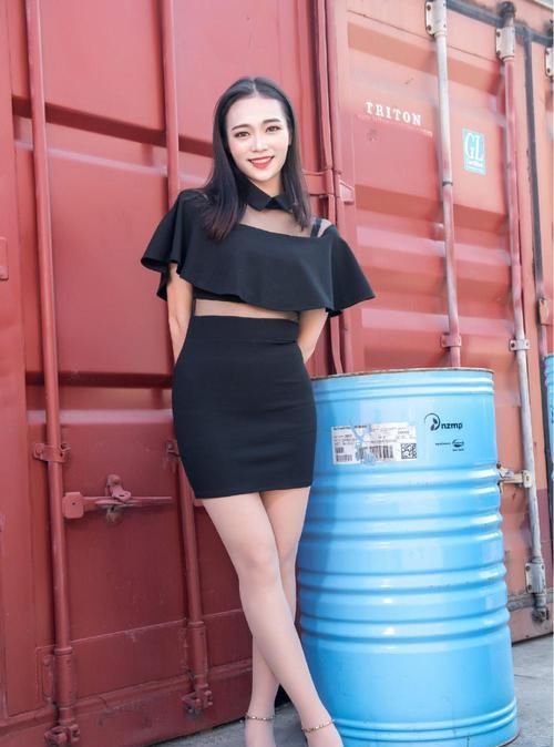 『 着不同』细腰搭配大长腿展现出妩媚气质,透视装搭配上高跟鞋