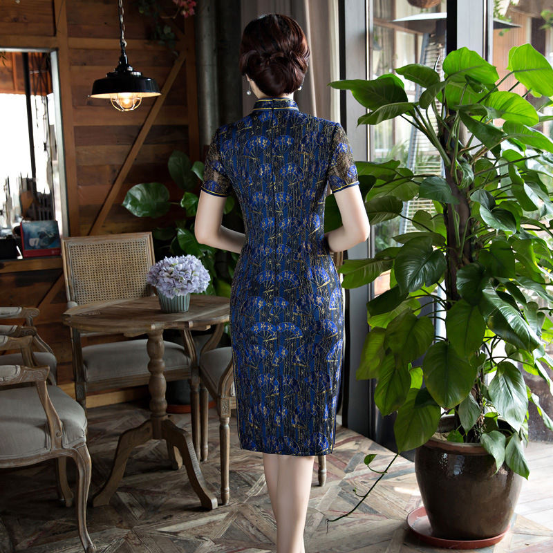 老婆穿这身旗袍去日本出差，把和服都给比下去，外国佬纷纷求合影