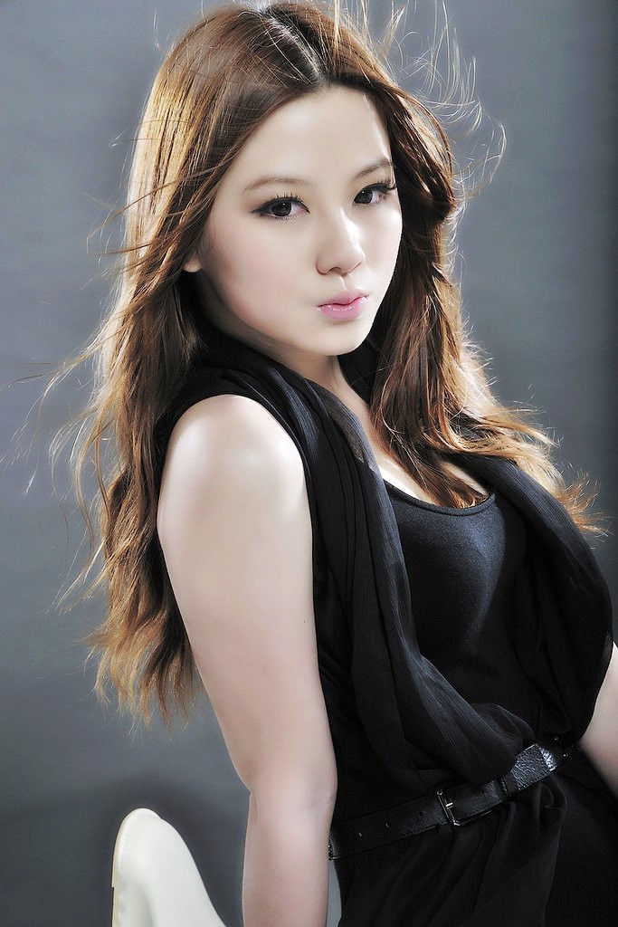 摄影棚下的一个现代时尚风情气质女神