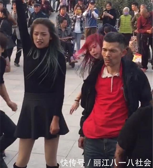 河南“尬舞”本来被指责低俗, 可这女孩加入后, 围观路人赞口不绝