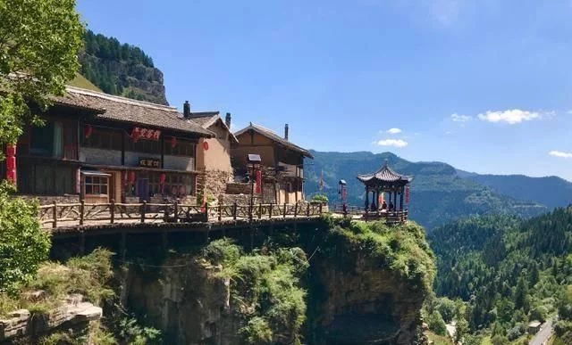 国内有个“悬空村”,村民出门就是悬崖,景色优美与世隔绝!【2020热门旅游景点】