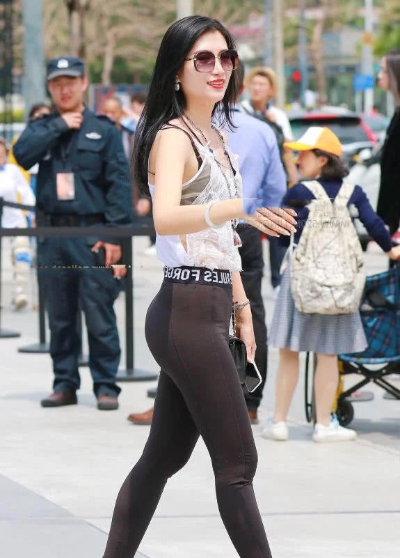 紧身裤小姐姐双腿修长尽显玲珑有致好身材，健身的女人身材很有看