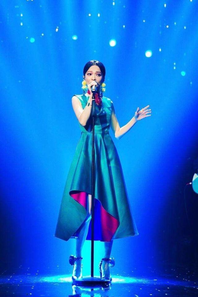 张韶涵终于开窍了!穿蓝色长裙美成这样,网友:一般人穿不出效果