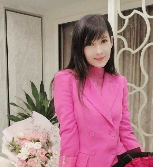 粉色■穿粉色西装配格纹短裙，52岁美回24岁，周慧敏真是美人胚子