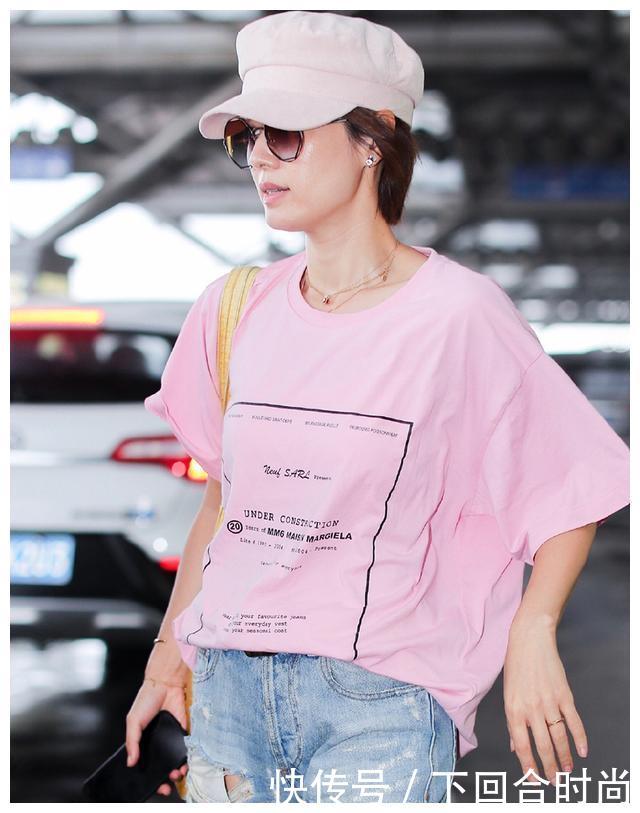 赵雅芝身穿大学生流行服饰，返老还童40岁，藏不住其优雅气质