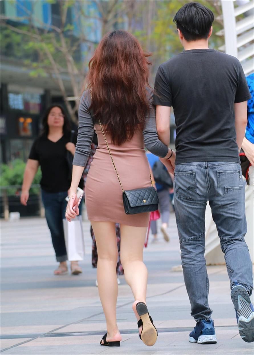 街拍美女:和男友逛街的穿低胸装的丰腴女子