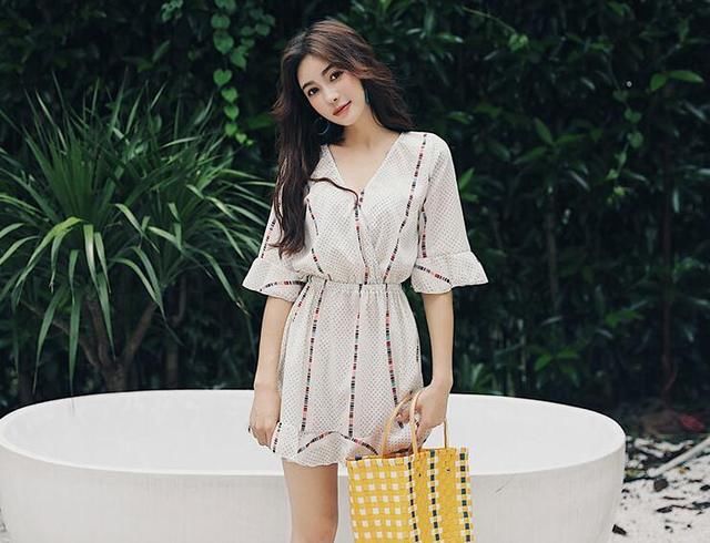 肌肤亮白的泳衣美女,体现的魅力迷人又有气质,如此漂亮必须点赞