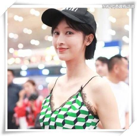 张俪身穿绿色吊带裙，网友吐槽:像腋毛爆炸一般!实在是太逗了!