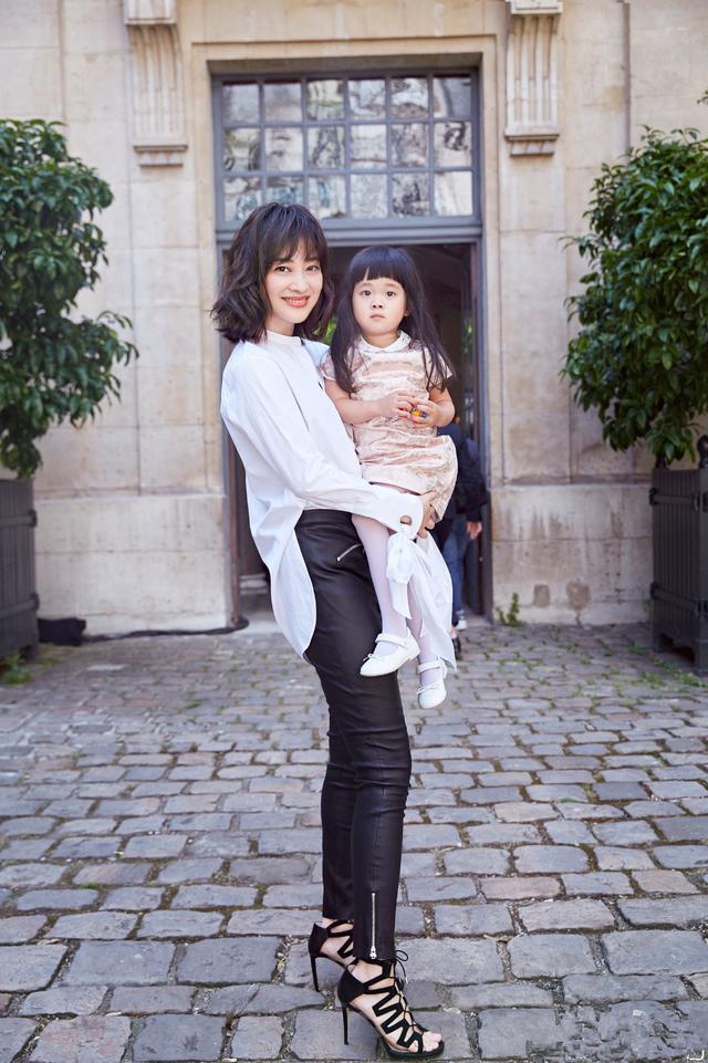 蒋勤勤与梅婷年轻时候撞衫又拼演技，如今都42岁复出同框显差距