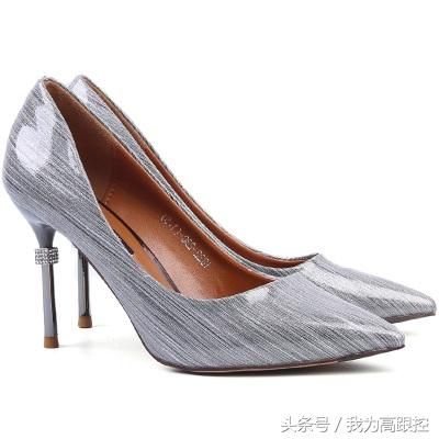 透明层下面透着一根根细纹的性感高跟鞋