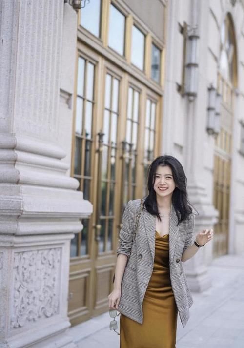  『选择一』三木博主春季穿搭，格子西服外套内搭吊带连衣裙，减龄又洋气