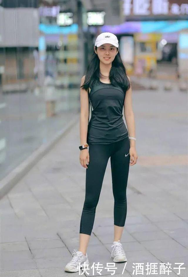【气质】街拍:打底裤时髦又修身,简约不失气质,尽显女人优雅美丽!