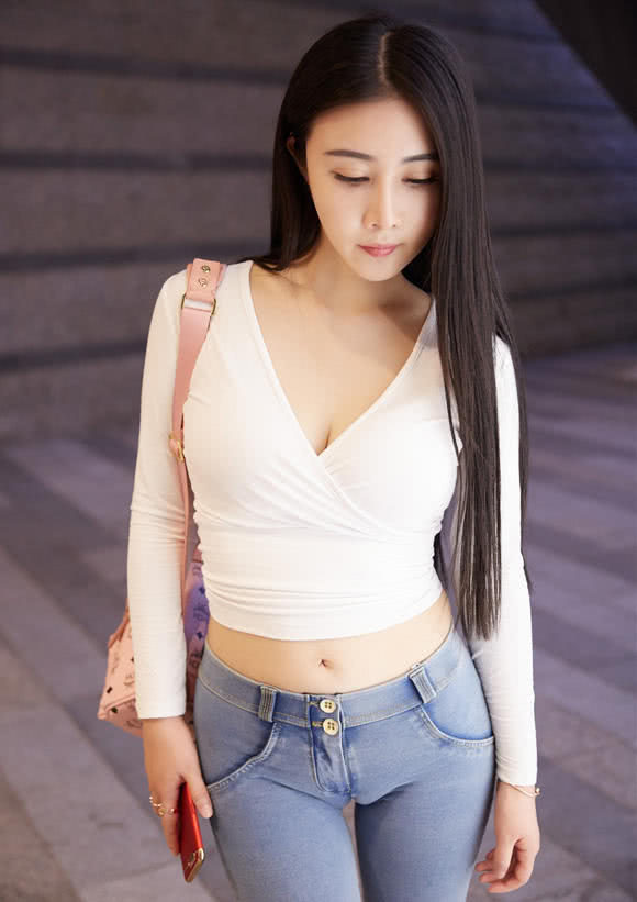 时尚街拍，高尚优雅气质美女，瞬间让人神魂颠倒