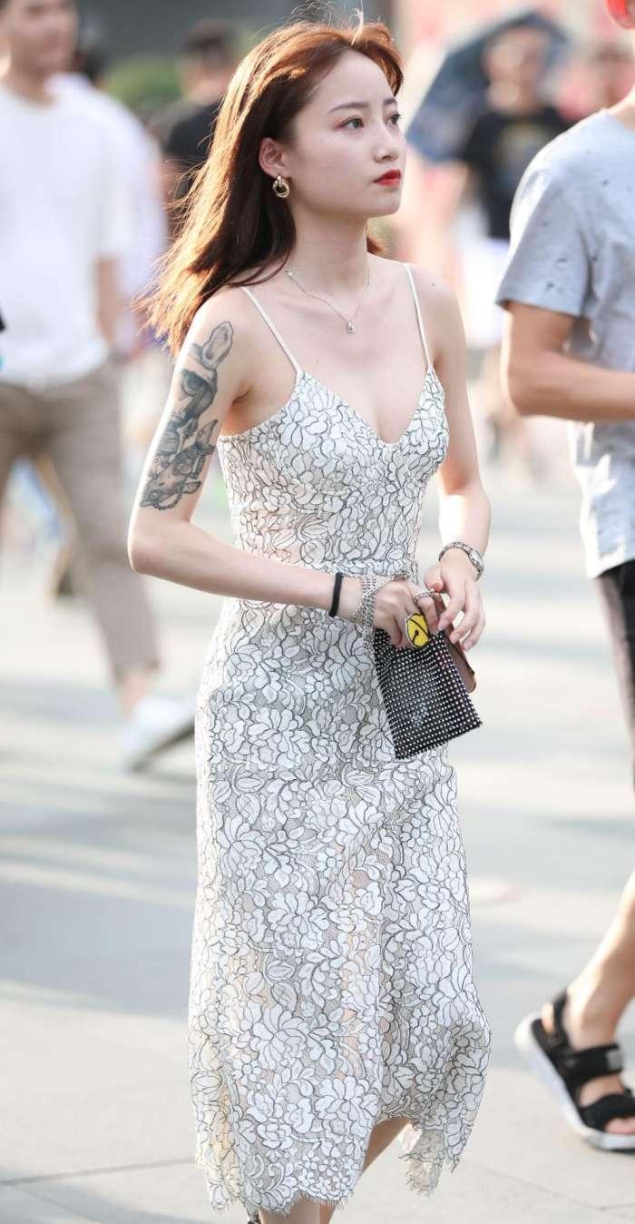 美丽大气显品味，吊带连衣裙修身不紧绷，展现女性曼妙的身姿曲线