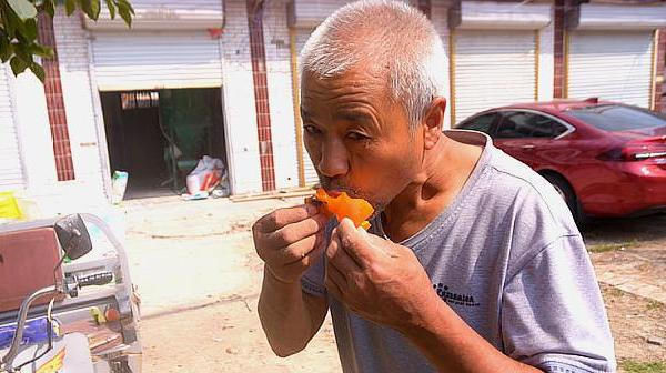  #蚧壳虫#农村一种果树，农民不用农药，但是卖不上价格，连小孩