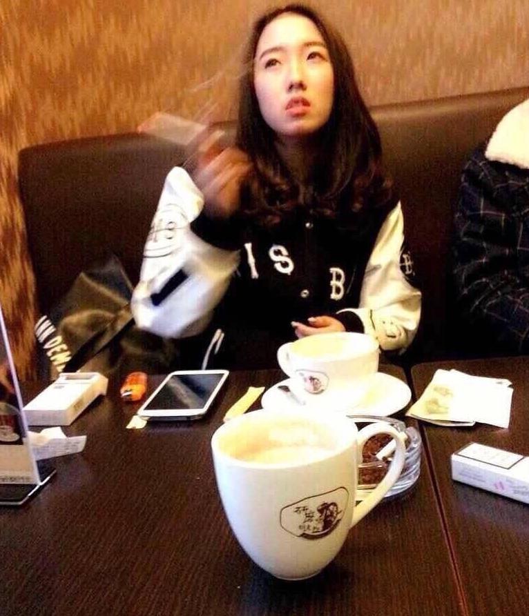 孟美岐16岁抽烟照流出？粉丝晒对比照实力破谣言
