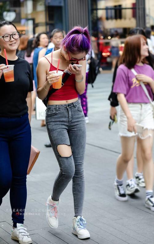 路人街拍，露背吊带小衫，把美背，蛮腰，长腿完美展现