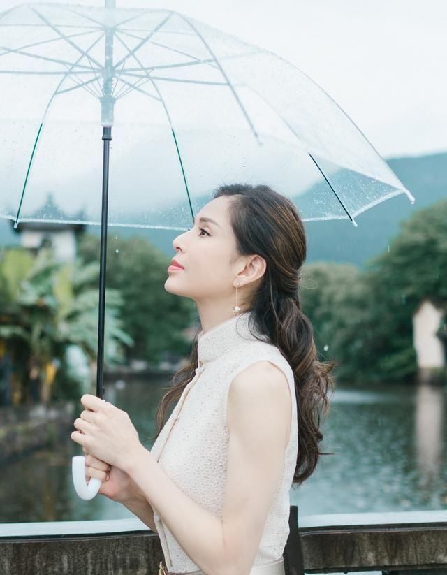  『奔四』奔四女人就该穿件清新小裙子！简洁精致设计尽显清新感