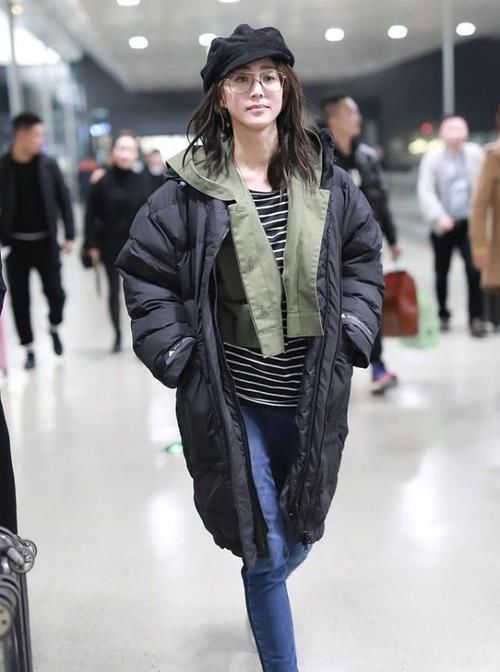  #显活力气息#张钧甯现身机场，身材好叠穿三件也不显胖，帽子太大显脸小
