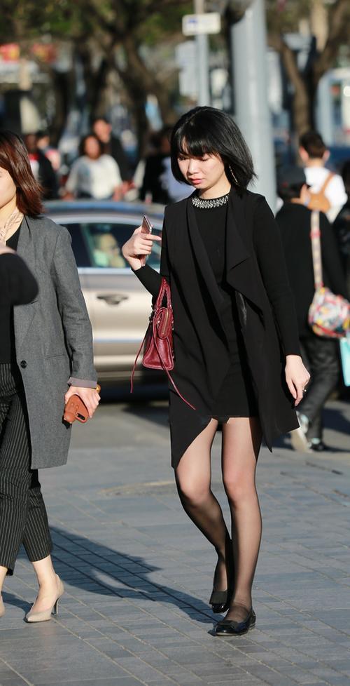 街拍:丝袜美腿小姐姐一身打扮还是挺好看的，气质特别迷人！