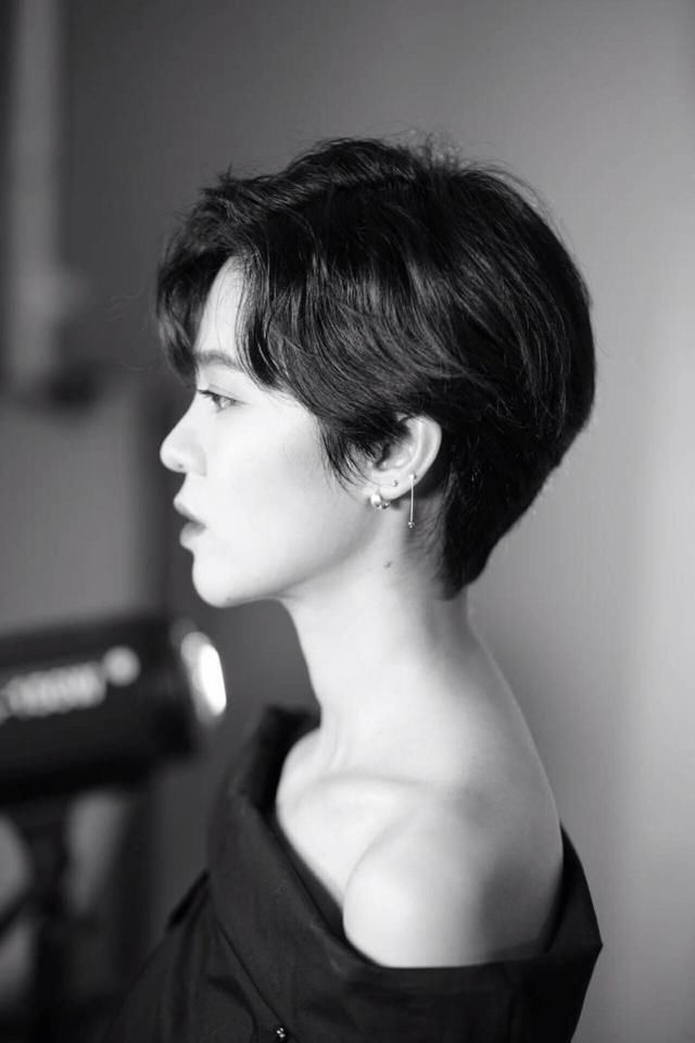 郁可唯花絮来袭，一字肩真好看，我也要来一身