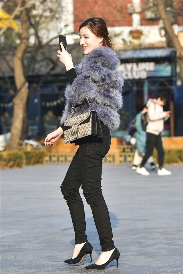 街拍：时尚地标三里屯，小姐姐玩自拍，非常兴奋