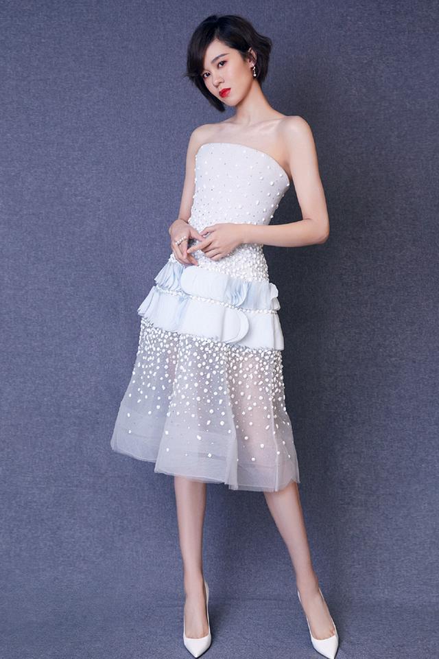 郁可唯抹胸短裙造型惊艳众人，没想到都34岁了，看这腿一点也不像