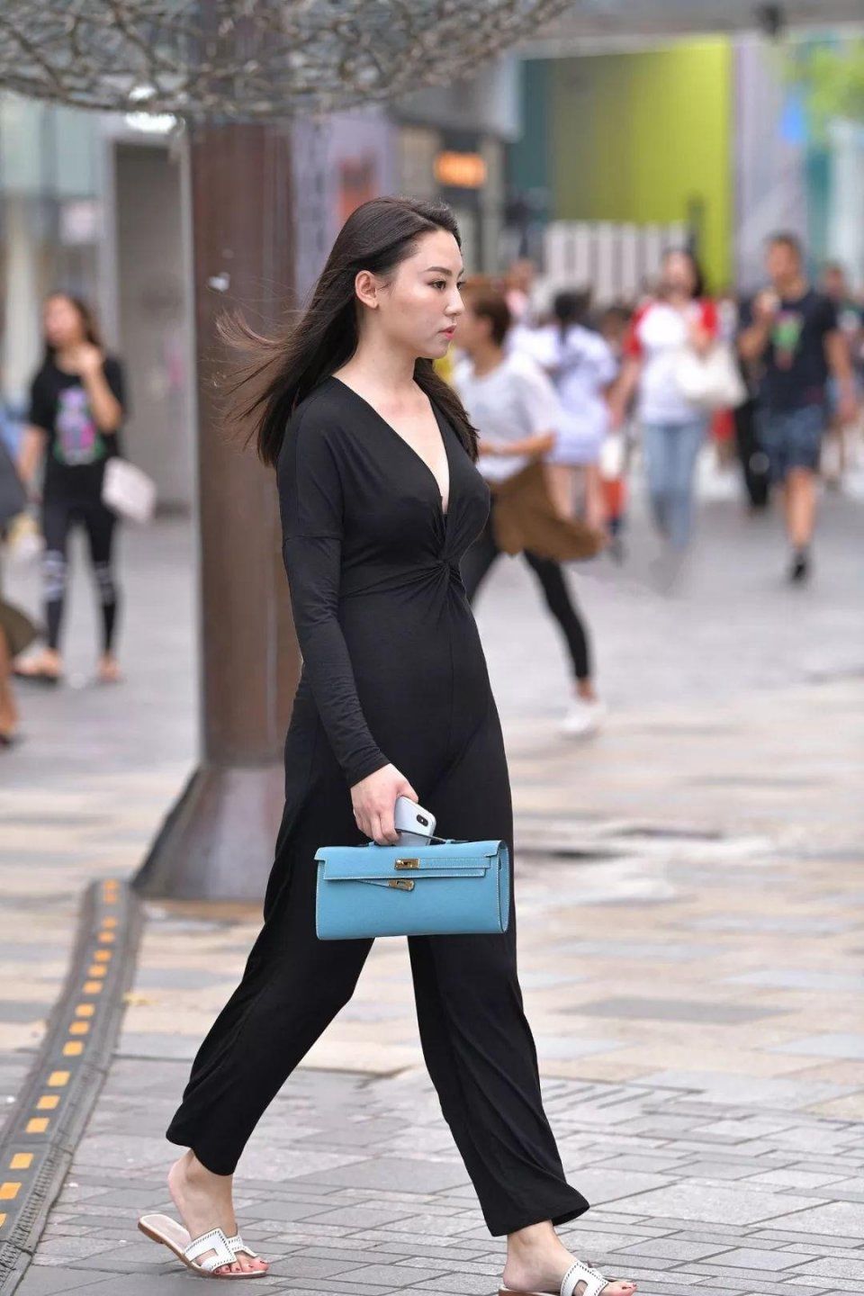 街拍:超风韵性感，身材丰满的黑裤冷艳翘臀美女