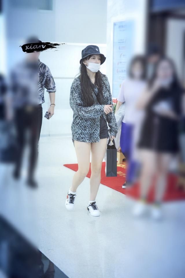 20岁程潇和23岁吴宣仪秀美腿，却穿出了筷子腿和锥子腿的差距！